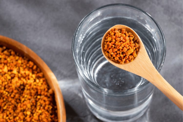 Spoon with pollen grains to mix with water