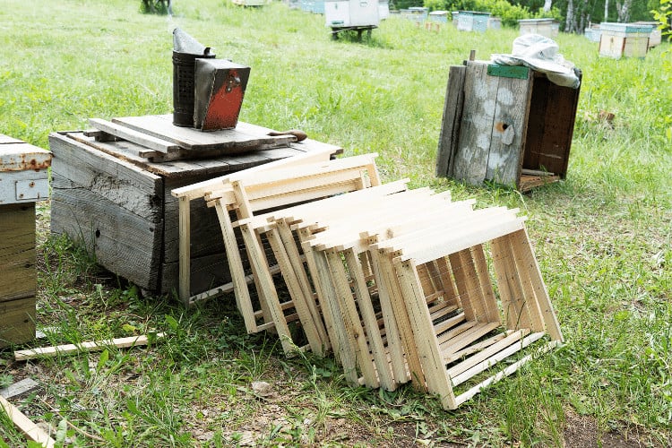 New wooden frames for bees without honeycomb or honey
